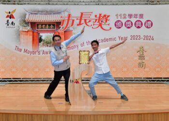 「市長陪你拍」受歡迎 加開場次於慈濟高中登場 黃偉哲市長卯足全力與同學創意合拍 許學子們一個快樂的暑假