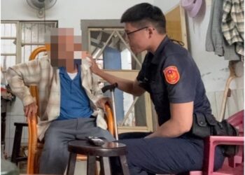 九旬翁正午外出尋妻 內埔警耐心護送返家 九旬翁正午外出尋妻 內埔警耐心護送返家