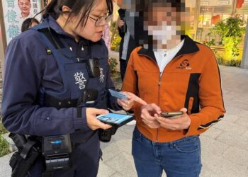 愛情話術誘購點數 超商警覺通報警到場攔阻 愛情話術誘購點數 超商警覺通報警到場攔阻