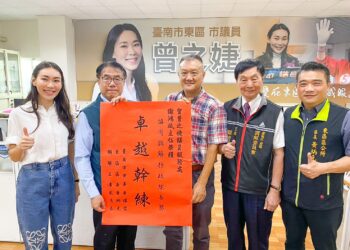 謝鴻斌六度蟬聯行政院長獎 曾之婕服務處「公道伯」聲名遠播