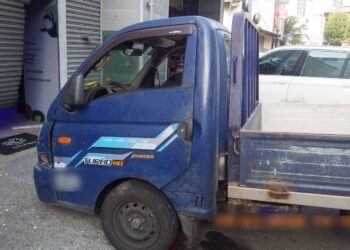 小貨車爆衝撞毀鐵捲門　警方迅速到場處理