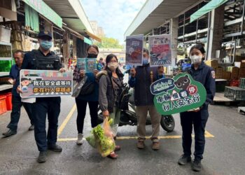 市場廟宇車水馬龍 鳳警疏導一馬當先 市場廟宇車水馬龍 鳳警疏導一馬當先