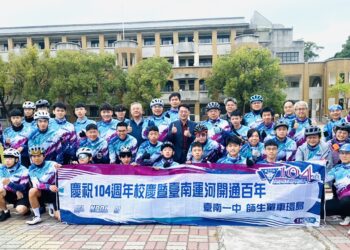 台南一中45位師生騎單車環島1000公里今早出發將挑戰10度以下低溫 台南一中45位師生騎單車環島1000公里今早出發將挑戰10度以下低溫