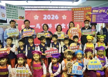 周春米縣長率隊前往黃昏市場 提醒食品安全與宣導防詐騙 周春米縣長率隊前往黃昏市場 提醒食品安全與宣導防詐騙