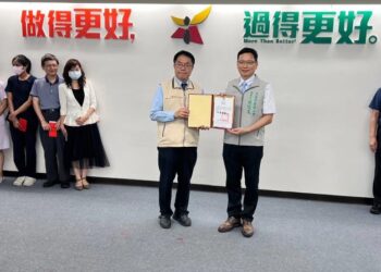 登革熱定點醫師料敵從寬，積極通報讓病毒無所盾形，降低散播風險，黃偉哲市長特別於市政會議頒奬致謝!