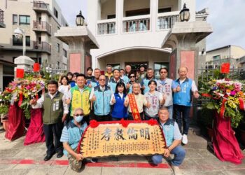 安平區蕭泰華區長及各里長致贈模範父親匾額