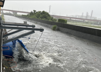 午後強降雨 南市水利局抽水站抽水機全面啟動因應，雨停趨緩即退水