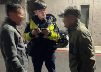 老翁迷途數小時 鼎山警貼心護送返家 老翁迷途數小時 鼎山警貼心護送返家