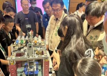 南市首度於百貨公司辦理AI機器人活動 黃偉哲市長：實現全民機器人教育普及化