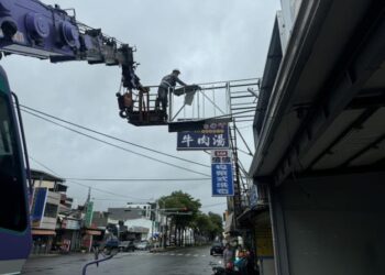 凱米致路樹倒招牌掉 臺南工務局緊急排除障礙 迅速恢復路況 凱米致路樹倒招牌掉 臺南工務局緊急排除障礙 迅速恢復路況