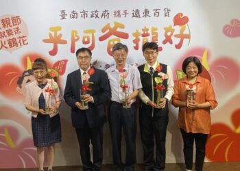 挑選父親節代表花 黃偉哲推薦火鶴讓爸爸「乎好」增添吉祥福氣