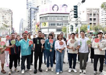 情誼三十載 邱議瑩攜手陳其邁子弟兵 「最像陳其邁的參選人」換新看板宣告接棒 情誼三十載 邱議瑩攜手陳其邁子弟兵 「最像陳其邁的參選人」換新看板宣告接棒