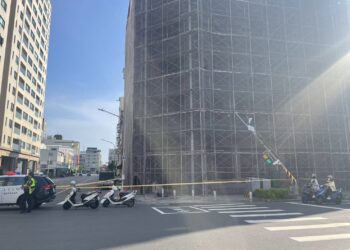 營業大貨車吊臂未放平自撞號誌桿 警到場疏導管制 營業大貨車吊臂未放平自撞號誌桿 警到場疏導管制