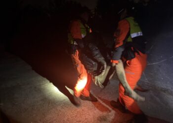 鹽水溪畔民眾浮沉　海巡緊急下水救援