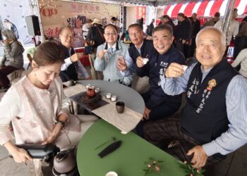 安平開台天后宮「旺馬奔騰 躍馬展藝」迎春送春聯、賞茶會吸引近千人同樂