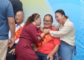 溫情敬茶擁抱 父親節前夕獅潭表揚模範父親與好人好事代表 溫情敬茶擁抱 父親節前夕獅潭表揚模範父親與好人好事代表