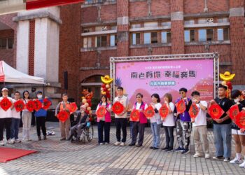 銀髮龍神威震全場！南老長輩舞動新春，攜手社區「幸福奔馬」 許慧麗主任領軍展活力，結合揮毫開運、闖關遊戲及冬服採購，百人歡騰迎赤馬
