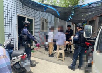 「肉龜」賭場躲山區廢棄車場貨櫃屋　雄警一舉查獲主嫌與30名賭客