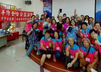 全台第45場公益手作布藝課 布藝達人引領榮家長輩縫製手機袋 全台第45場公益手作布藝課 布藝達人引領榮家長輩縫製手機袋