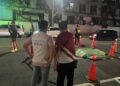 連日豪雨造成道路嚴重坍陷，機車女未查跌進「天坑」摔傷，前金苓雅新興議員參選人黃裕庭第一時間到場關心