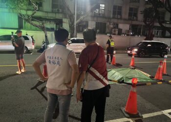 連日豪雨造成道路嚴重坍陷,機車女未查跌進「天坑」摔傷,前金苓雅新興議員參選人黃裕庭第一時間到場關心 連日豪雨造成道路嚴重坍陷,機車女未查跌進「天坑」摔傷,前金苓雅新興議員參選人黃裕庭第一時間到場關心