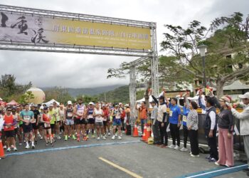 周春米鳴笛開跑 四重溪溫泉路跑結合單車打造運動旅遊新亮點 周春米鳴笛開跑 四重溪溫泉路跑結合單車打造運動旅遊新亮點