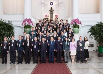 入侵植物變黃金原料　裕郡生技小花蔓澤蘭技術獲SNQ國家生技醫療品質獎