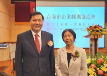 王正坤醫師捐600萬元建「王正坤講堂」回饋成大 再獲教育部金質獎牌表揚