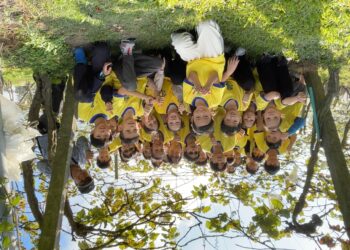 小學生捏爆80斤葡萄竟沒被罵 原來在做這件事…… 小學生捏爆80斤葡萄竟沒被罵 原來在做這件事……