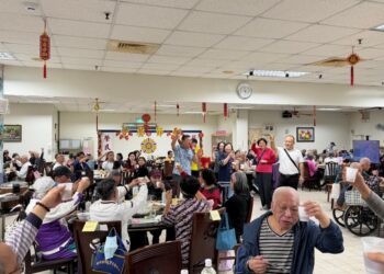 金馬迎春　高雄榮家除夕圍爐歡唱迎馬年