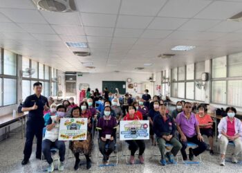 普發現金1萬開跑 東港警關懷據點反詐宣導 普發現金1萬開跑 東港警關懷據點反詐宣導