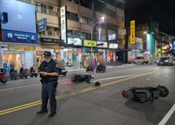 小港區漢民路二機車擦撞三人受傷交通意外事故　小港警迅速到場測繪及協助送醫