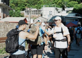 高雄運動觀光跑進柴山 運發局侯尊堯局長與三進盤榕跑者用揹水回饋山林 高雄運動觀光跑進柴山 運發局侯尊堯局長與三進盤榕跑者用揹水回饋山林