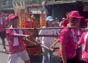 大寮林園議員李雨庭在地方信仰活動中,也與大家並肩同行 大寮林園議員李雨庭在地方信仰活動中,也與大家並肩同行