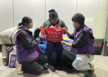 歲末送暖迎立春 義守大學學生夜訪弱勢送年禮 力挺人安寒士吃飽30 歲末送暖迎立春 義守大學學生夜訪弱勢送年禮 力挺人安寒士吃飽30