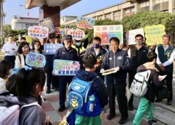 開學日黃偉哲視察宣導校園防疫及通學安全 籲落實「巡、倒、清、刷」 開學日黃偉哲視察宣導校園防疫及通學安全 籲落實「巡、倒、清、刷」