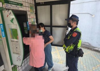 老翁領錢卡關　東港警現身解圍暨東港警訊