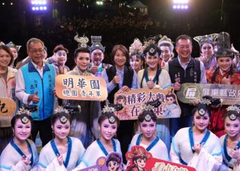 明華園潮州公演《王子復仇記》 吸引粉絲觀眾看戲 明華園潮州公演《王子復仇記》 吸引粉絲觀眾看戲