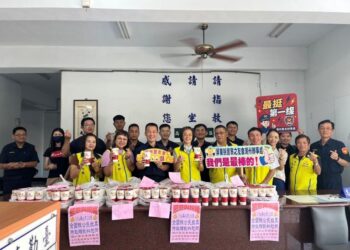 潮州警友辦事處慰勞投開票所勤務員警及民力 送上暖心飲料打氣 潮州警友辦事處慰勞投開票所勤務員警及民力 送上暖心飲料打氣