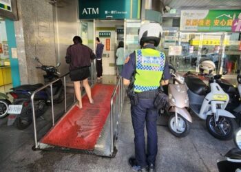 潮州警戮力守護民眾財產 普發現金1萬上路 ATM加強巡簽、防詐宣導不停歇 潮州警戮力守護民眾財產 普發現金1萬上路 ATM加強巡簽、防詐宣導不停歇