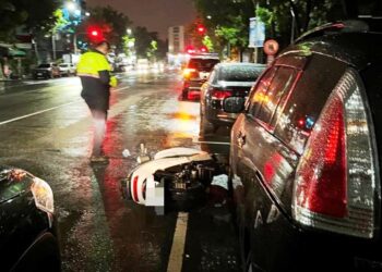 高雄市前鎮區鎮中、樹人路口機車撞死貓再撞路邊 自小客車騎士受傷送醫 高雄市前鎮區鎮中、樹人路口機車撞死貓再撞路邊 自小客車騎士受傷送醫