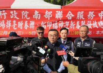 七大書法名家齊揮毫,南服中心送春聯拓印宮娥門神 七大書法名家齊揮毫,南服中心送春聯拓印宮娥門神