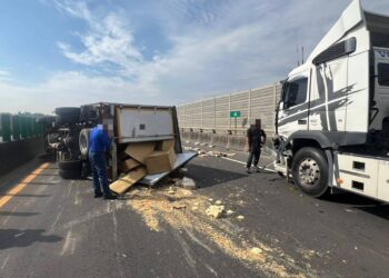 台88快速道路西向道路曳引車與小貨車碰撞　小貨車翻車駕駛輕傷