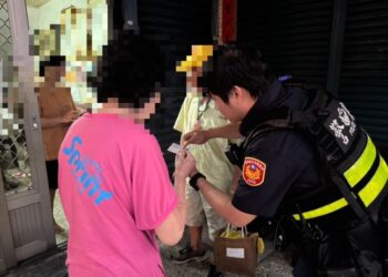 熱心警助失智翁返家　屏東警雨中即時伸援手