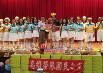 果香飄散高雄榮家　嚴德發主委見證欣高溫情贈芒果暨高榮家訊