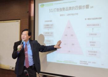 藝群集團董事長王正坤在長榮大學博士班開設「品牌管理專題研討」課程