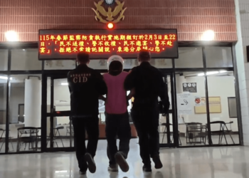 男子連丟7汽油彈燒車又搶超商　警到場壓制逮人