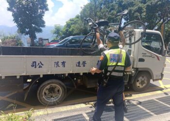 單車騎士山區爆胎　原鄉警聯手熱心村民助返程