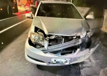 大坪頂自小客因貨運曳引車掉落砂石打滑自撞　林園警迅速到場處置排除