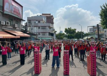 華山基金會111舞動拐杖節　「義」起快閃左營哈囉市場